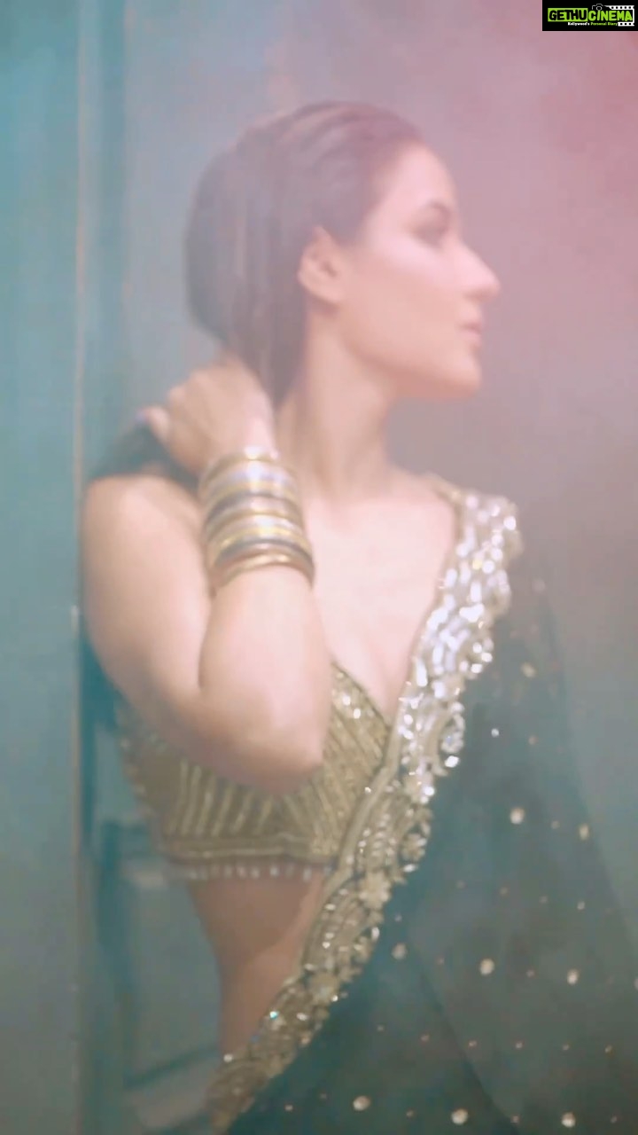 Jasmin Bhasin Instagram - Draped in awesomeness!!๐ค Shoot Concept & Designed By:- @nehaadhvikmahajan @bridalsbynam . ๐MUA , Hair & Styling :- @nehaadhvikmahajan . Saree @neerusindia #reelsinstagram #reels #saree