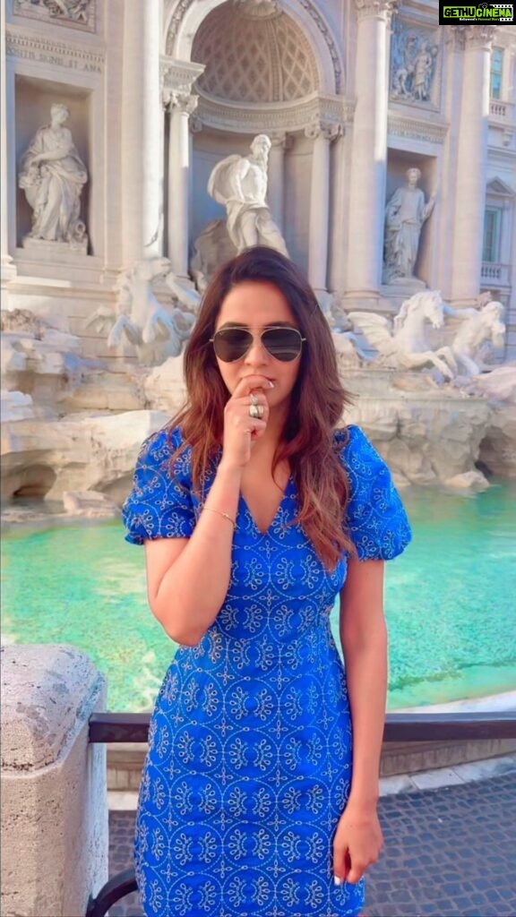 Jasmin Bhasin Instagram - Never leaving a chance to make a wish because I believe in Magic-Manifestations-prayers-quantum physics!!! You can call it whatever you want 🪽🪽 Starting another year with same faith, hope & positivity ❤ #trevifountain #rome #italy #travelreels