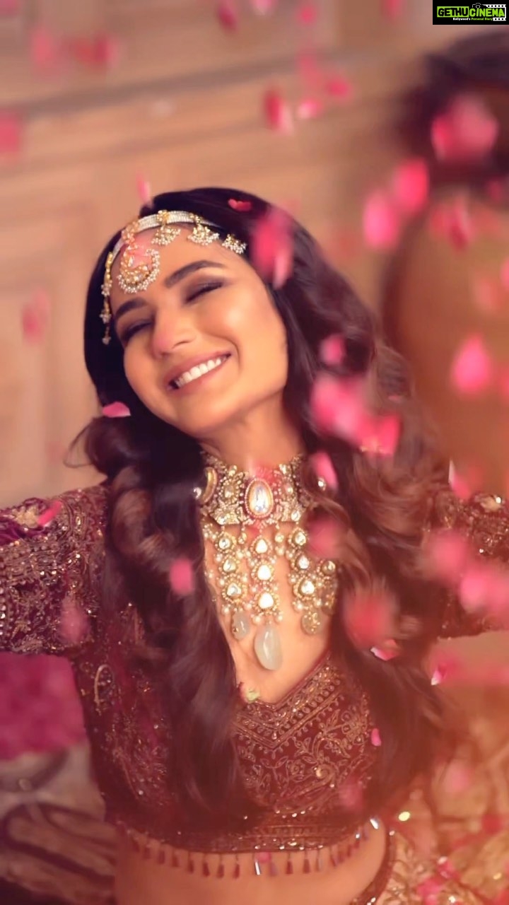 Jasmin Bhasin Instagram - Eid Mubarak ๐ Shoot Concept & Designed By:- @nehaadhvikmahajan @bridalsbynam . ๐MUA , Hair & Styling :- @nehaadhvikmahajan . Saree :- @kamalbhaisareesangam . Jewelery sets :- @archanaaggarwalofficial #reelsinstagram #reels