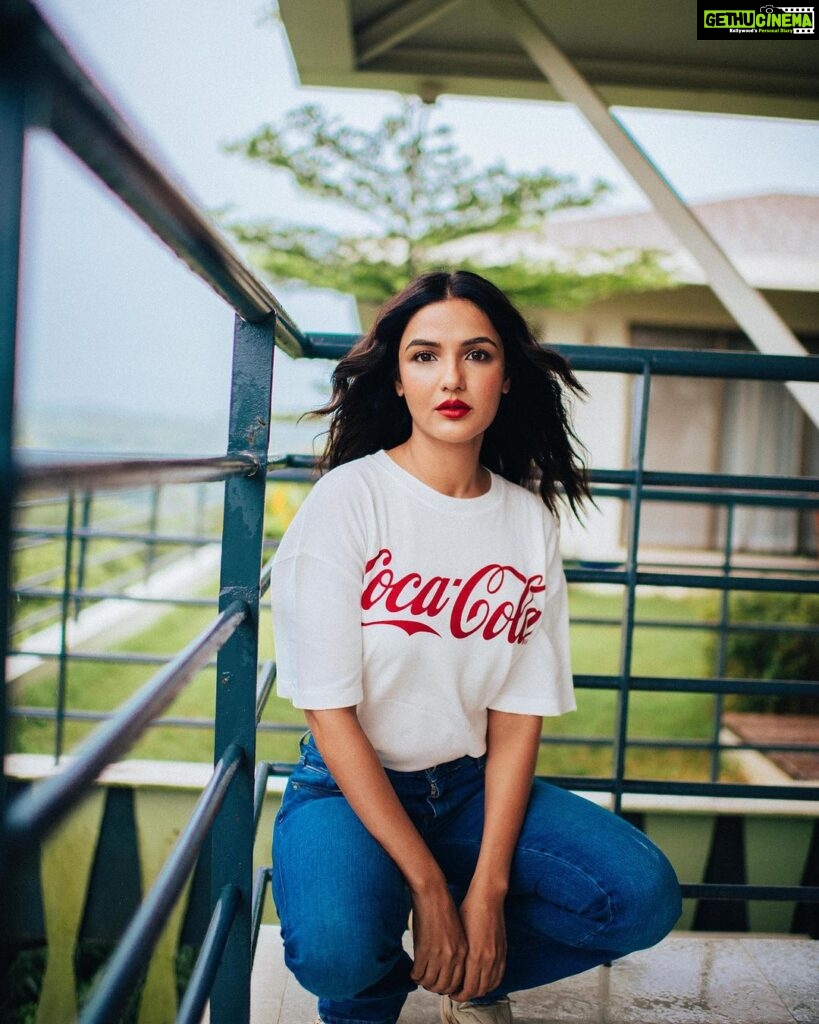 Jasmin Bhasin Instagram - Thanda thanda cool cool 😜 #cocacolaorme #picturebooks #photo Shot by @bharat_rawail styled by @ankiitaapatel hair&makeup by @taskeen_c