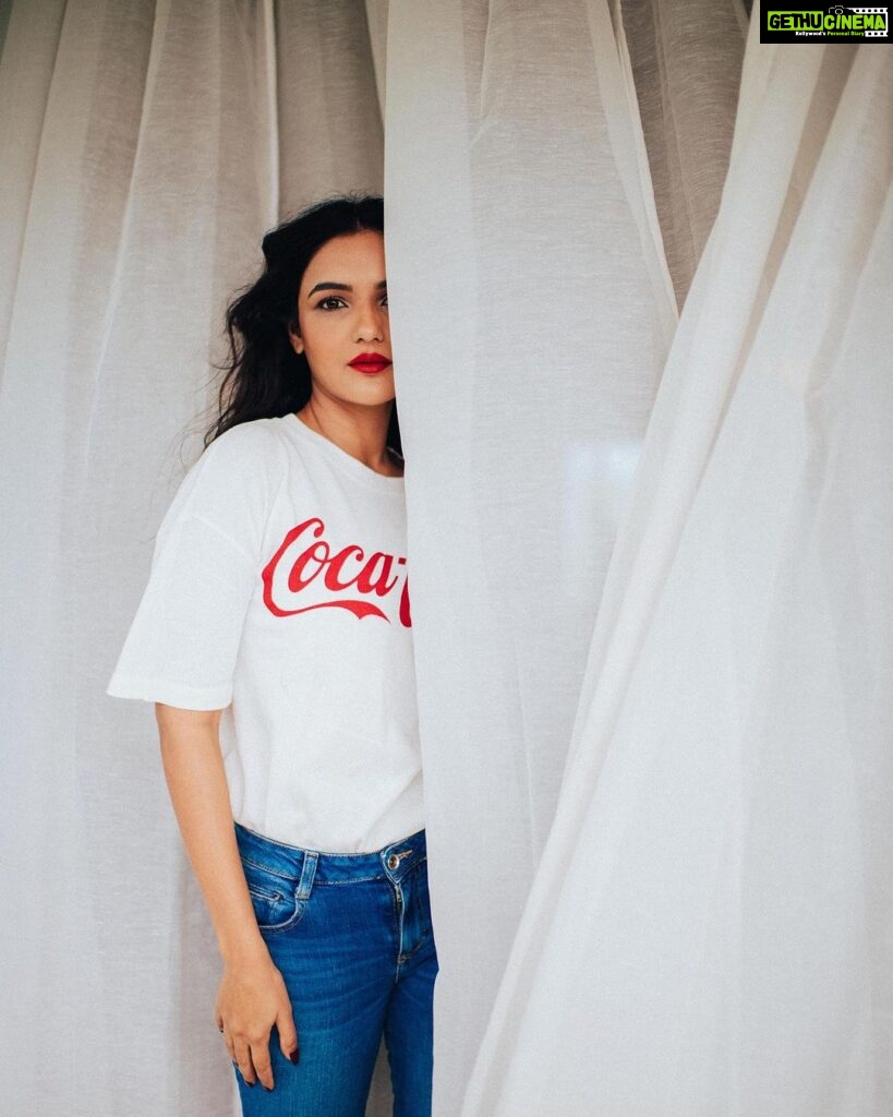 Jasmin Bhasin Instagram - Thanda thanda cool cool 😜 #cocacolaorme #picturebooks #photo Shot by @bharat_rawail styled by @ankiitaapatel hair&makeup by @taskeen_c