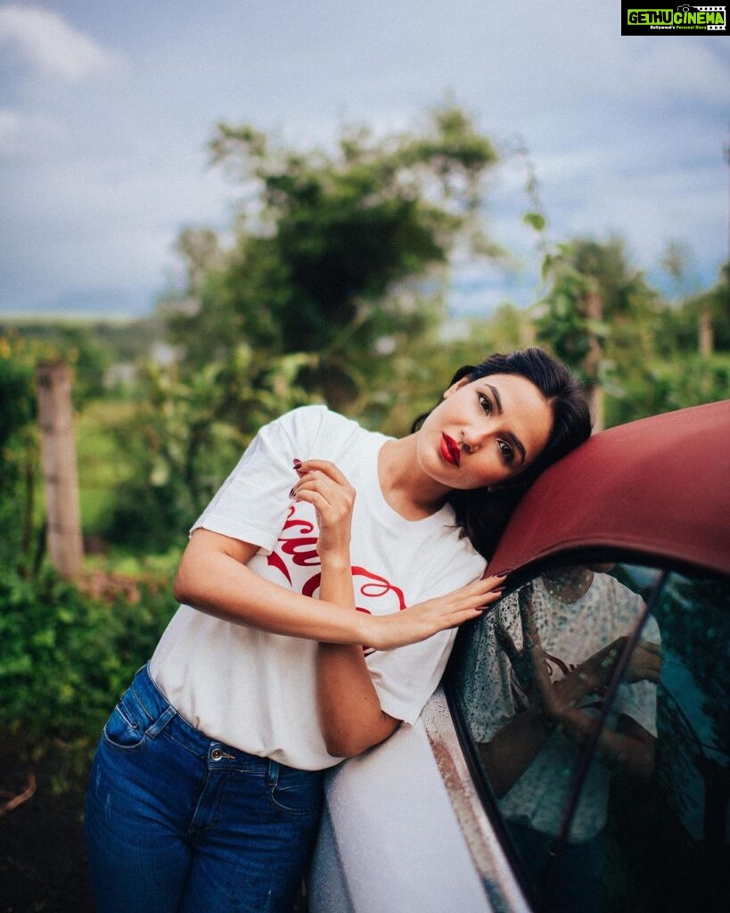 Jasmin Bhasin Instagram - Thanda thanda cool cool 😜 #cocacolaorme #picturebooks #photo Shot by @bharat_rawail styled by @ankiitaapatel hair&makeup by @taskeen_c