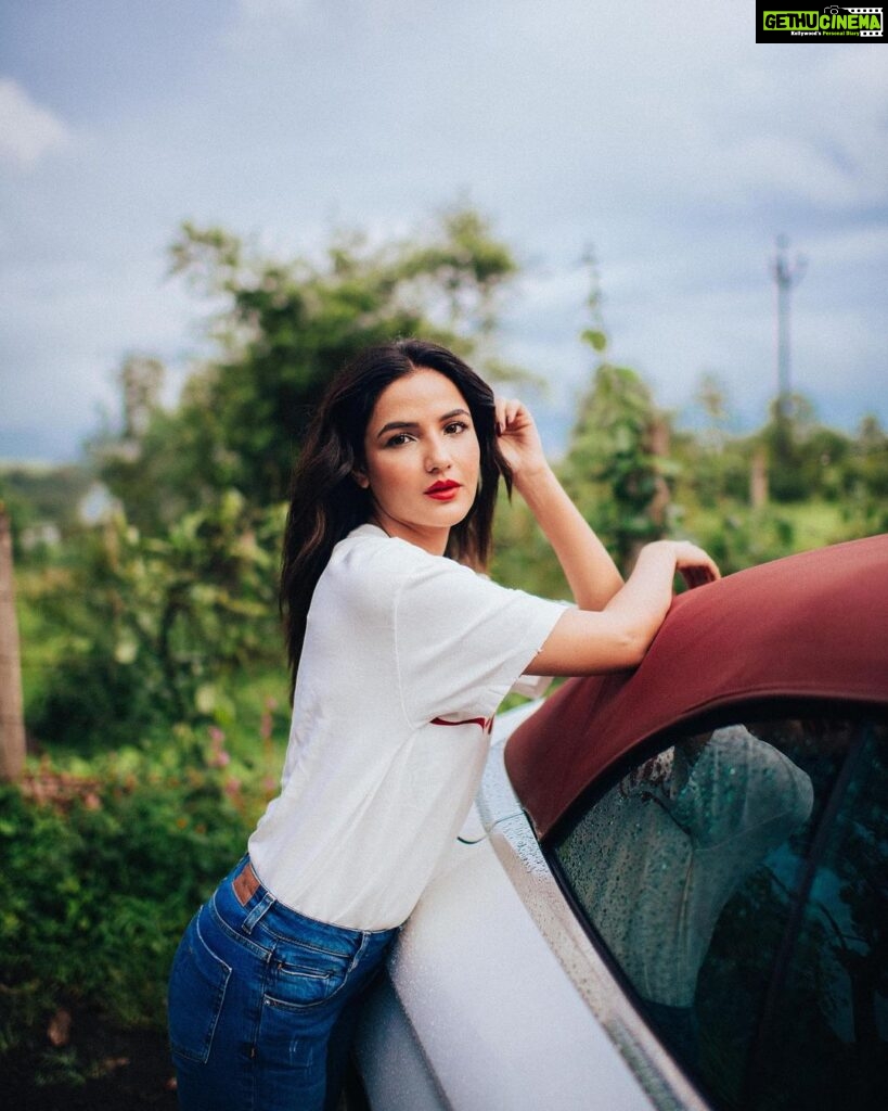 Jasmin Bhasin Instagram - Thanda thanda cool cool 😜 #cocacolaorme #picturebooks #photo Shot by @bharat_rawail styled by @ankiitaapatel hair&makeup by @taskeen_c