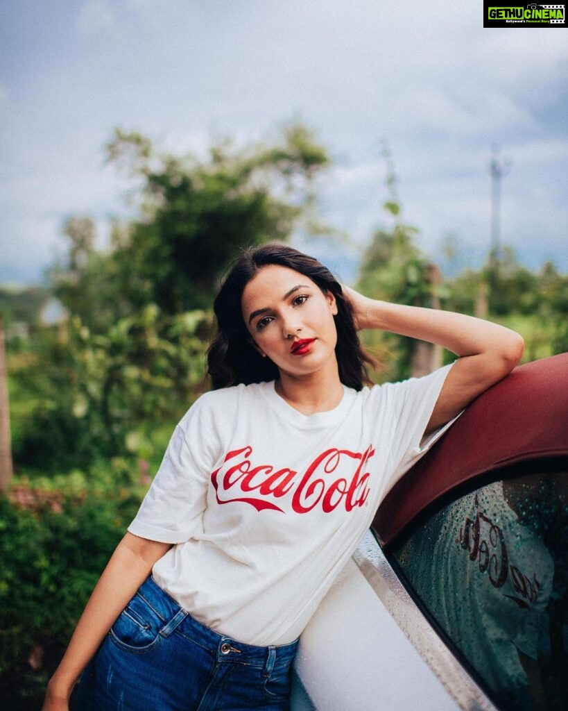 Jasmin Bhasin Instagram - Thanda thanda cool cool 😜 #cocacolaorme #picturebooks #photo Shot by @bharat_rawail styled by @ankiitaapatel hair&makeup by @taskeen_c