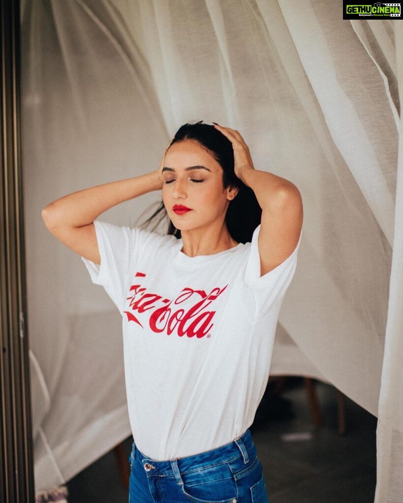 Jasmin Bhasin Instagram - Thanda thanda cool cool 😜 #cocacolaorme #picturebooks #photo Shot by @bharat_rawail styled by @ankiitaapatel hair&makeup by @taskeen_c