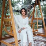 Jasmin Bhasin Instagram - Classic 🤍 Shot by @bharat_rawail Styled by @ankiitaapatel Makeup&hair by @taskeen_c Outfit @roze.india Jewellery @the_bling_girll @keiyura_jewelry