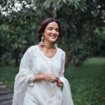 Jasmin Bhasin Instagram - Classic 🤍 Shot by @bharat_rawail Styled by @ankiitaapatel Makeup&hair by @taskeen_c Outfit @roze.india Jewellery @the_bling_girll @keiyura_jewelry