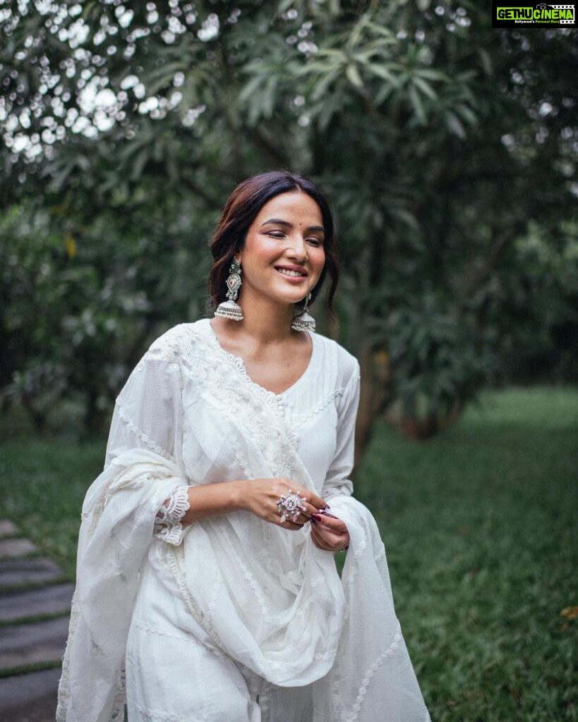 Jasmin Bhasin Instagram - Classic 🤍 Shot by @bharat_rawail Styled by @ankiitaapatel Makeup&hair by @taskeen_c Outfit @roze.india Jewellery @the_bling_girll @keiyura_jewelry