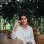 Jasmin Bhasin Instagram – Classic 🤍

Shot by @bharat_rawail 
Styled by @ankiitaapatel 
Makeup&hair by @taskeen_c

Outfit @roze.india
Jewellery @the_bling_girll @keiyura_jewelry