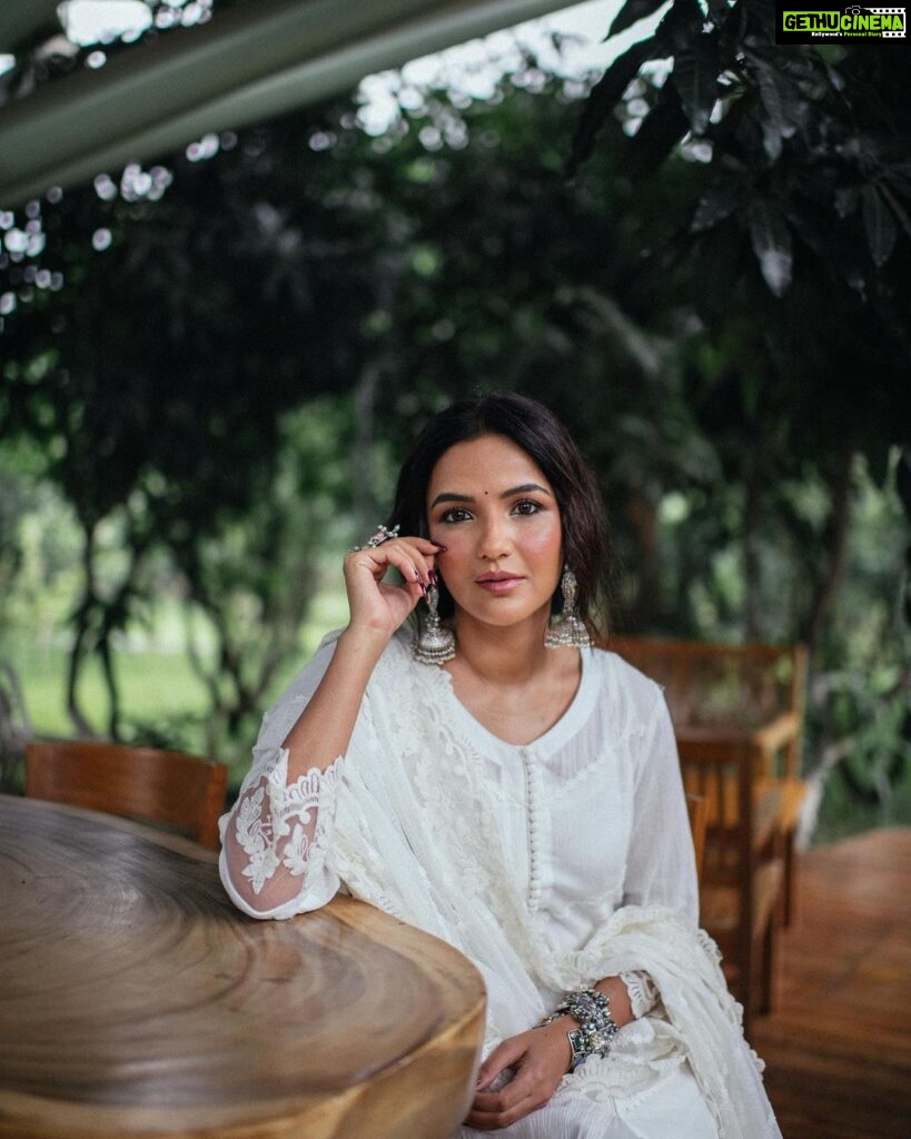 Jasmin Bhasin Instagram - Classic 🤍 Shot by @bharat_rawail Styled by @ankiitaapatel Makeup&hair by @taskeen_c Outfit @roze.india Jewellery @the_bling_girll @keiyura_jewelry