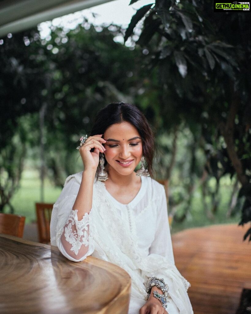 Jasmin Bhasin Instagram - Classic 🤍 Shot by @bharat_rawail Styled by @ankiitaapatel Makeup&hair by @taskeen_c Outfit @roze.india Jewellery @the_bling_girll @keiyura_jewelry