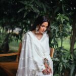Jasmin Bhasin Instagram – Classic 🤍

Shot by @bharat_rawail 
Styled by @ankiitaapatel 
Makeup&hair by @taskeen_c

Outfit @roze.india
Jewellery @the_bling_girll @keiyura_jewelry