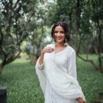 Jasmin Bhasin Instagram - Classic 🤍 Shot by @bharat_rawail Styled by @ankiitaapatel Makeup&hair by @taskeen_c Outfit @roze.india Jewellery @the_bling_girll @keiyura_jewelry