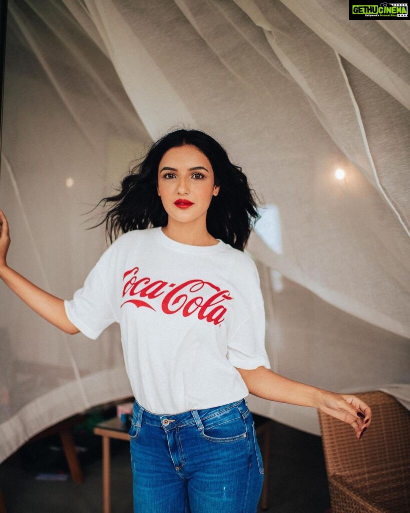 Jasmin Bhasin Instagram - Thanda thanda cool cool 😜 #cocacolaorme #picturebooks #photo Shot by @bharat_rawail styled by @ankiitaapatel hair&makeup by @taskeen_c