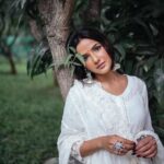 Jasmin Bhasin Instagram - Classic 🤍 Shot by @bharat_rawail Styled by @ankiitaapatel Makeup&hair by @taskeen_c Outfit @roze.india Jewellery @the_bling_girll @keiyura_jewelry