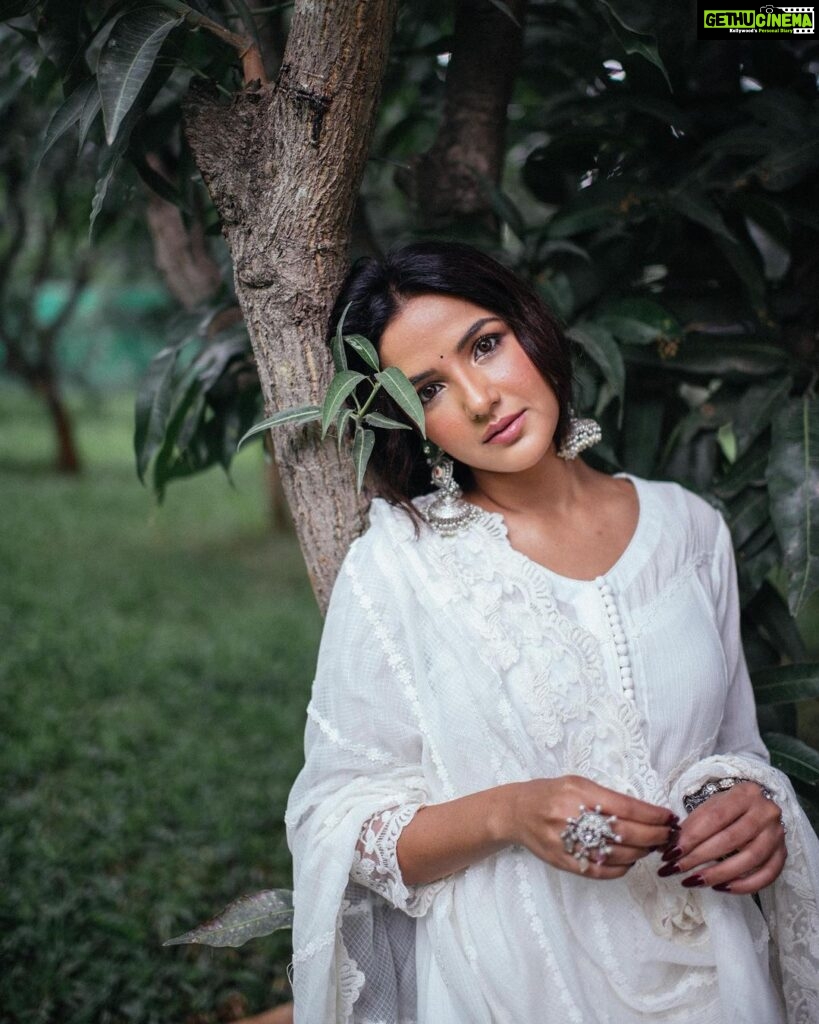 Jasmin Bhasin Instagram - Classic 🤍 Shot by @bharat_rawail Styled by @ankiitaapatel Makeup&hair by @taskeen_c Outfit @roze.india Jewellery @the_bling_girll @keiyura_jewelry