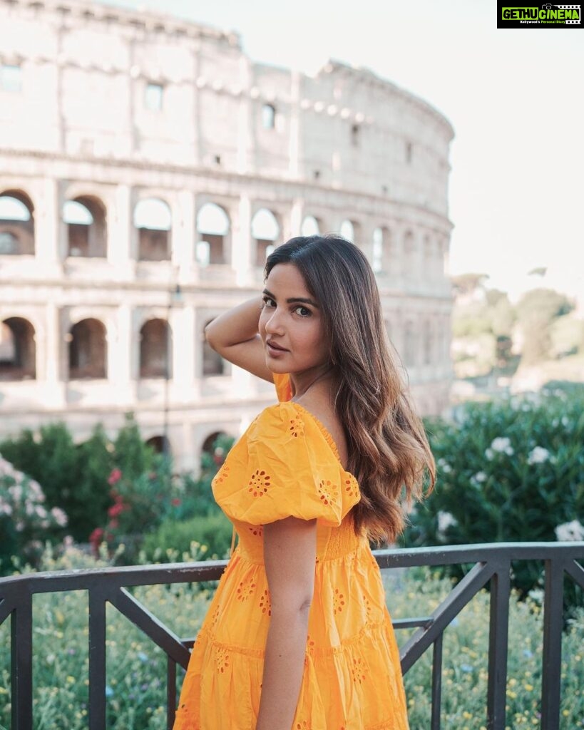 Jasmin Bhasin Instagram - History in background & hoor in foreground 😝 #colloseum #rome #italy #travelphotography Shot by @musaelmar Collosseum
