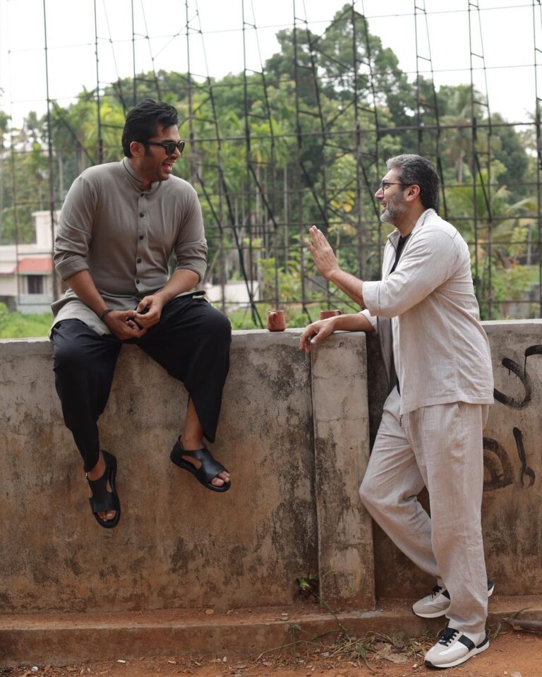 Jayam Ravi Instagram - സുഹൃത്തിനൊപ്പം ചായ ☕️ PS and VT in conversation over a cuppa chaaya #kochi #ps2cholatour #teawithnanban
