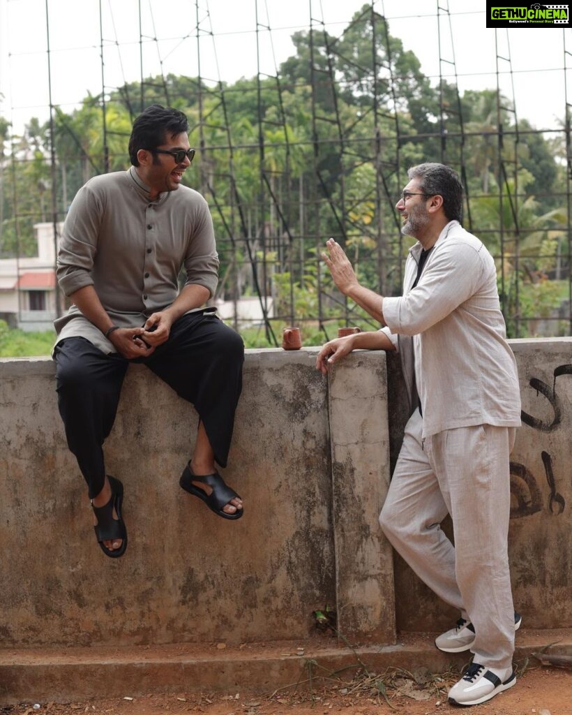 Jayam Ravi Instagram - സുഹൃത്തിനൊപ്പം ചായ ☕️ PS and VT in conversation over a cuppa chaaya #kochi #ps2cholatour #teawithnanban