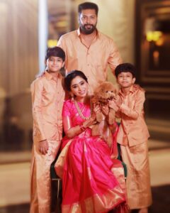 Jayam Ravi Instagram - அன்பு பொங்க ஆசை பொங்க இன்பம் பொங்க இனிமை பொங்க என்றும் உங்கள் வீட்டில் மகிழ்ச்சி பொங்க பொங்கலோ பொங்கல் வாழ்த்துக்கள் 🌞 #pongal2023 @aarti.ravi