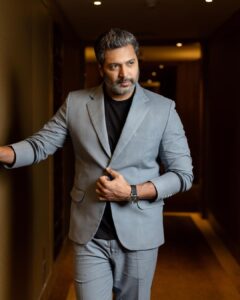 Jayam Ravi Instagram - Bengaluru leaving a piece of my heart with you 🩶

Wearing @khhouseofkhaddar @elevate_promotions 
Footwear @tonirossiofficial 

Style team @ekalakhani @team___e 
@malinikarthikeyan @harshene.ravichandar @arpita.kc @mayuri_srivastava 

Photographed by @kiransaphotography 
Production @donsrini for @madrastalkies @lyca_productions 

#PS2 #PonniyinSelvan #CholaTour #ManiRatnam #CholasAreBack #jayamravi
