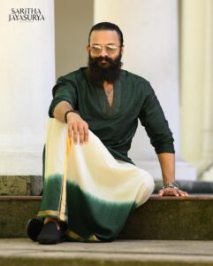 Jayasurya Instagram - ഉത്രാട ദിനാശംസകൾ 🌸🌸

@sarithajayasurya_designstudio 
@pranavcsubash_photography 
@makeupbyshibaz