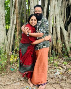 Jayasurya Instagram - 19 years of understanding, respect, care and love. Thank you my love for making my life so meaningful. @sarithajayasurya
