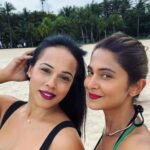 Jennifer Winget Instagram - Another year around the ☀️ Shining a bit more brighter on me in sweet Singapore, thanks to my @shubzie and her beautiful family!💕 @aurianna.sia 👼 @caseym_001 🫶