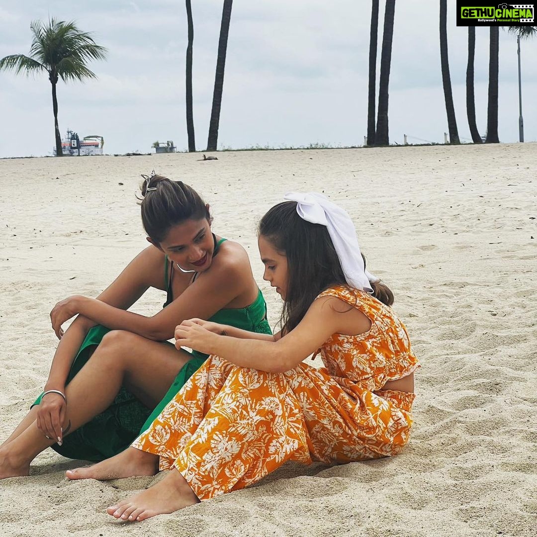 Jennifer Winget Instagram - Another year around the ☀️ Shining a bit more brighter on me in sweet Singapore, thanks to my @shubzie and her beautiful family!💕 @aurianna.sia 👼 @caseym_001 🫶