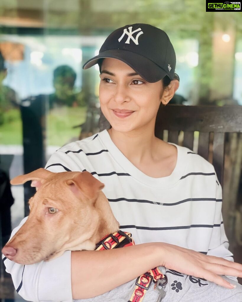 Jennifer Winget Instagram - Two girls👭, A guy🧍‍♂And …A dog 🐕 …Also a car🚙 …Some rain🌳🌧 …Few pitstops enroute🍟🍔🌽 …And well, yes, a pizza place!🍕🍽 #theweekendthatwas