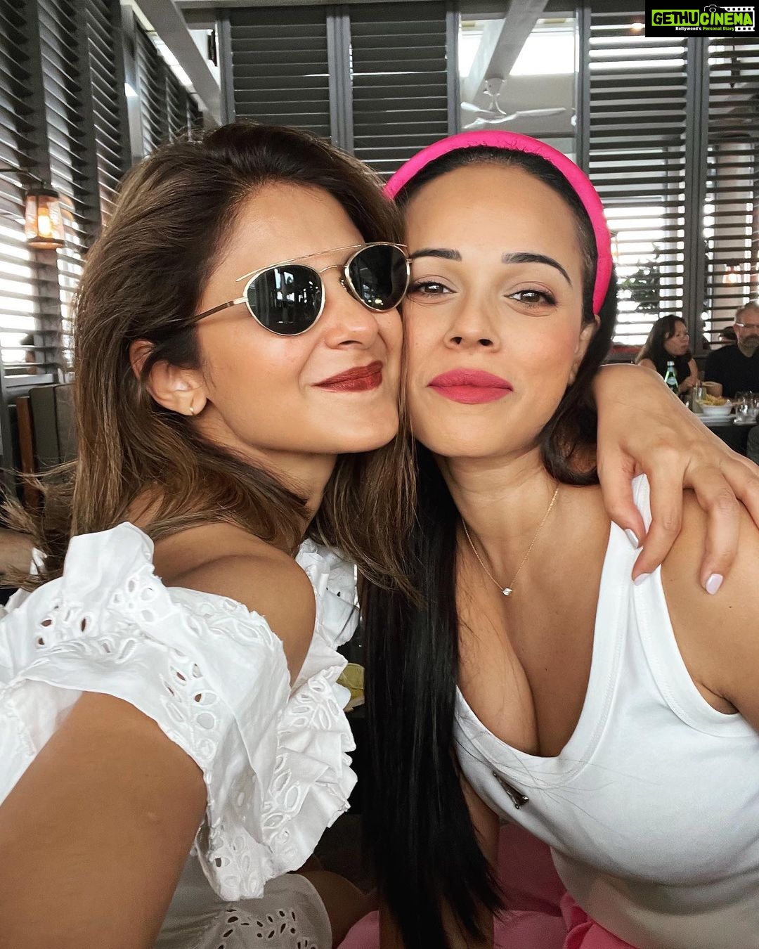 Jennifer Winget Instagram - Picking up where we left off! 🔗Rock solid!👯♀️ @shubzie love you long time! 🫶