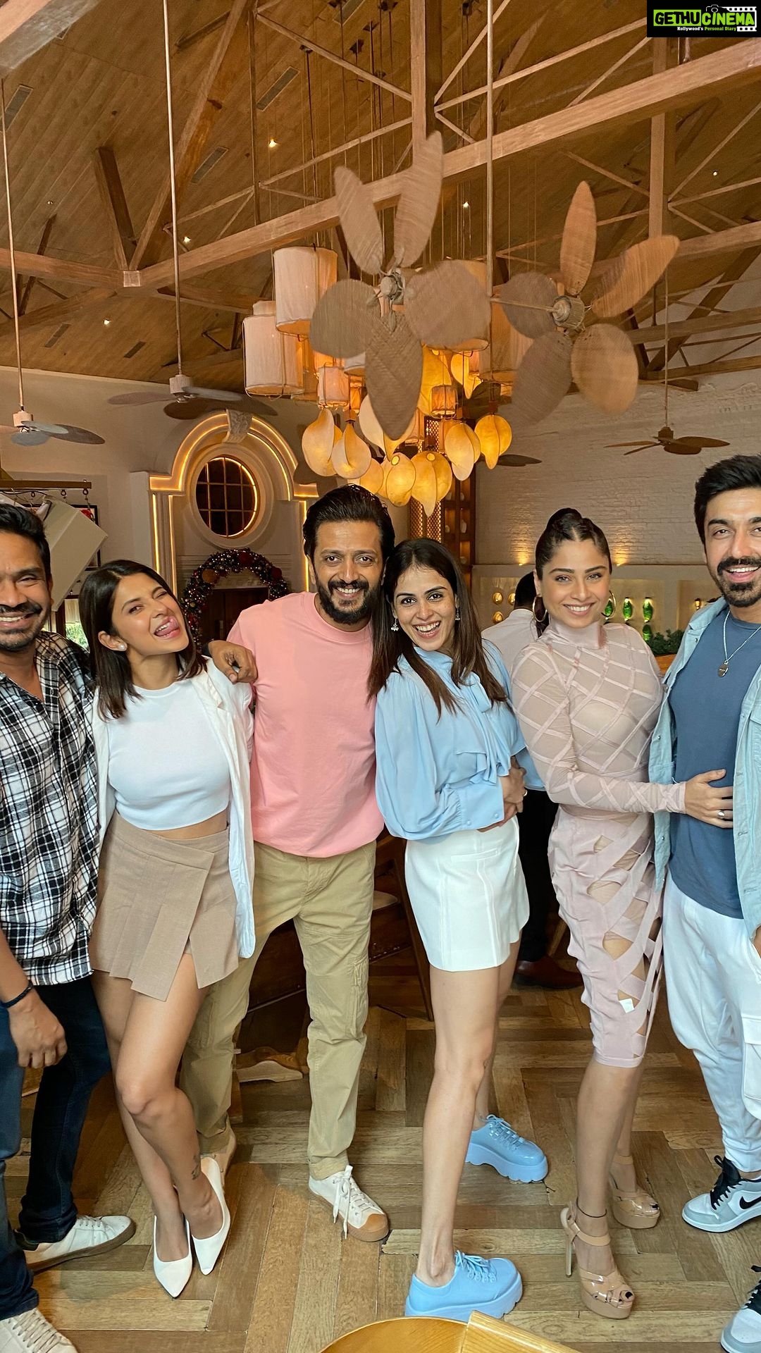Jennifer Winget Instagram - As is….. US!!!💚 Happiest birthday @riteishd 🤗🥳 Here’s to another year of lasting joy and incredible friends. Thanks for being so awesome! @geneliad @mushtaqshiekh @kanchikaul @samitabangargi @ashishchowdhryofficial