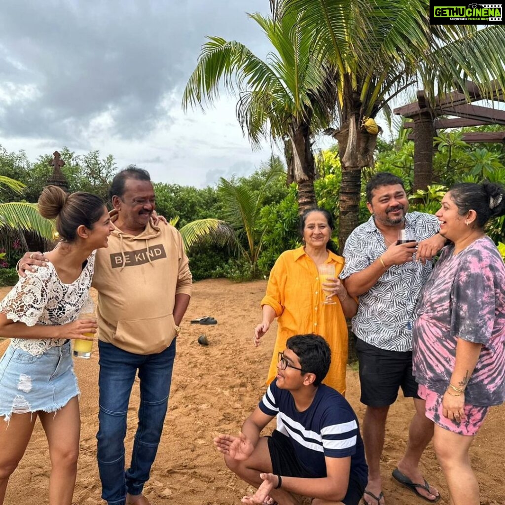 Jennifer Winget Instagram - Incase anyone wanted a family update…here it is!!! …And also, Happy Birthday Dad ♥ #mycosychaos #mifamilia Pousada by the Beach