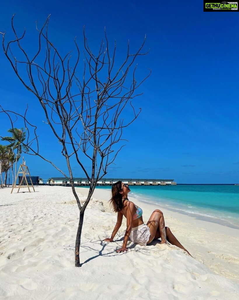 Jennifer Winget Instagram - Highlights: Maldives 2023 𓈒ㅤׂㅤ𓇼 ࣪ 𓈒ㅤׂㅤ 𓆡 ⭒ㅤ𓆉𓈒ㅤׂ 🫧 Good memories in the mix🫰 #AmariRaayaMaldives #CastawayGoals #BrightenYourWorld #AmariRaayaAdventure #AmariHotels #Maldives #Amari Amari Raaya Maldives