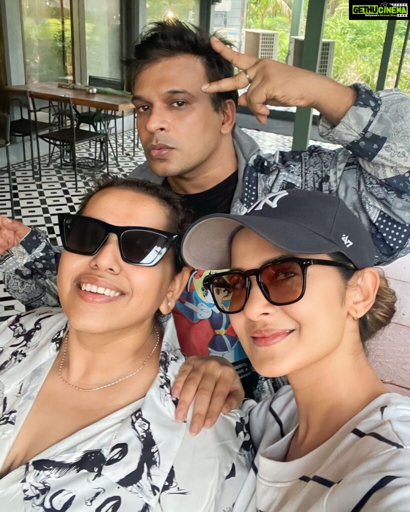 Jennifer Winget Instagram - Two girls👭, A guy🧍‍♂️And …A dog 🐕 …Also a car🚙 …Some rain🌳🌧️ …Few pitstops enroute🍟🍔🌽 …And well, yes, a pizza place!🍕🍽️ #theweekendthatwas