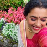 Jewel Mary Instagram - ലോകത്തിന്റെ ഏതു കോണിലും പൂക്കളും ഇളവെയിലും കസവു കുപ്പായവും തൂശനിലയിൽ സദ്യയും ❤️ #onam #onam2023 #malayali #kerala #ireland Knock Shrine Co.Mayo