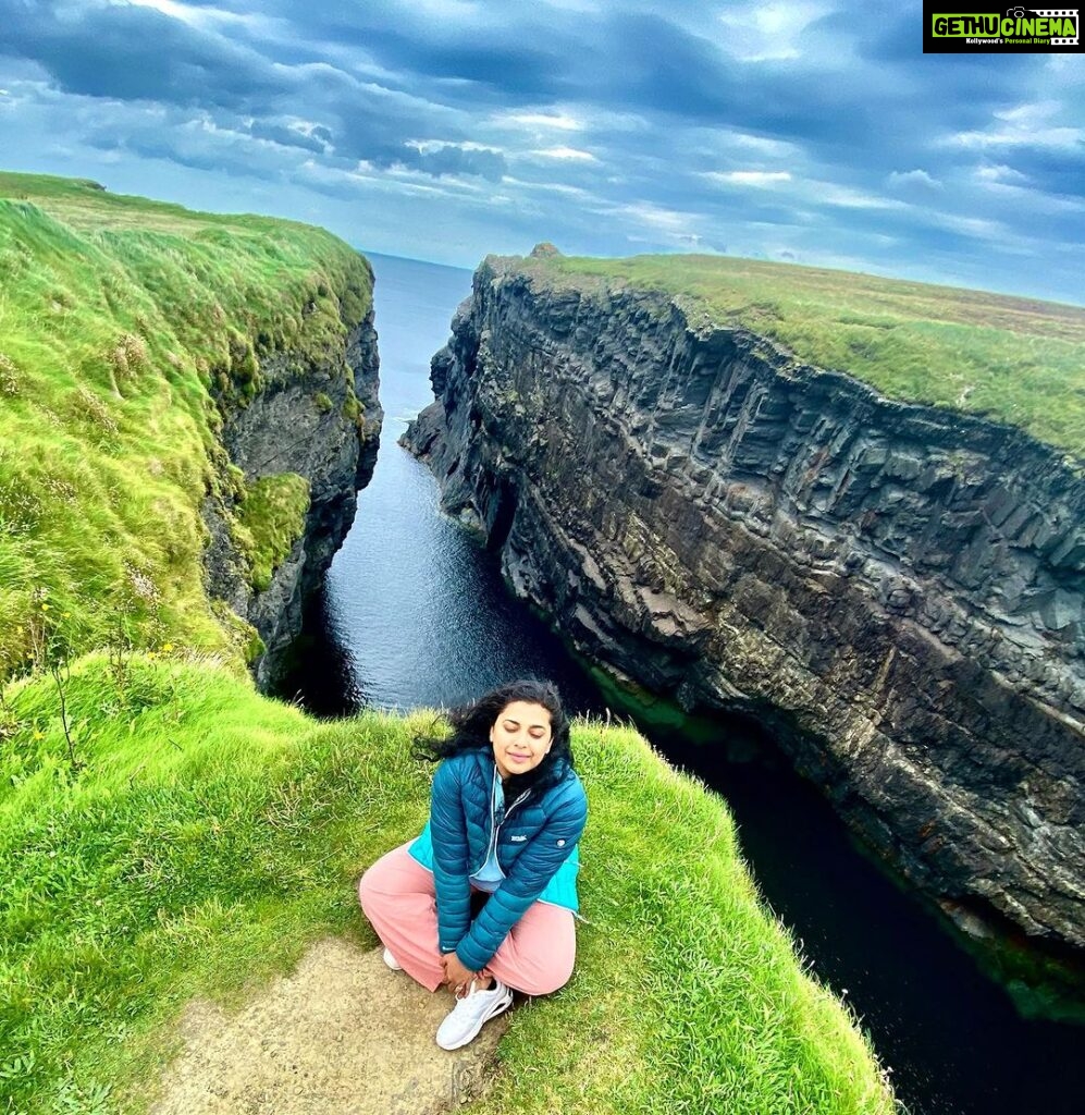 Jewel Mary Instagram - When you are literally on top of the world !!!!!! #grounding #kilkee #atlantic #cliff #earth #mother #naturephotography #divinefeminine #joyful #mind #earthfocus #travelphotography #traveltheworld #ireland #irish #green Kilkee Cliffs