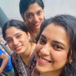 Jewel Mary Instagram - എനിക്ക് ഓർമ്മ വച്ച കാലം മുതൽ ഉള്ള കൂട്ട് ! മമ്മു ലാലു ജൂകുട്ടി ❤️ ഉണ്ണിയപ്പം പോലെ ഇരുന്ന കാലത്തു നിന്നും സ്വന്തമായി ഉണ്ണികൾ ഉള്ള പെണ്ണുങ്ങളായി മമ്മുവും ലാലുവും ! ഇനിം ചിരിക്കണം കൂട്ട് കൂടണം , മുടി നരച്ചു മുതുക്കി പെണ്ണുങ്ങൾ ആവുമ്പോളും ഇങ്ങനെ തന്നെ സൊറ പറഞ്ഞ ഇരിക്കണം ! ഉണ്ണിയപ്പ പ്രായത്തിൽ ഉള്ള പടം കാണാനേ swipe left !!!! @antonynintu @neenu.love.art Guess me in that jetty pic comment below 😛