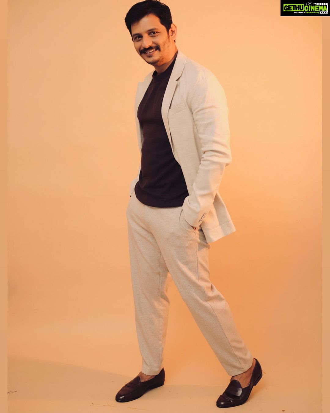 Jiiva Instagram - Coat போட்டதே quote போடத்தான்... 🤣 Styled : @designertinarosario Team: @shotsbyuv @sat_narain @the.portrait.culture @tip_toe_photography Concept curation : @v_ininess #jiiva #jiivafans #jiivachowdary #actorjiiva #jiivafansclub #jiivatrends #lovejiiva #jiivafc