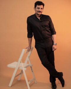 Jiiva Instagram - I wonder what I look like in your eyes !!!!

Styled: @by_sarana 
Shirt & Trouser : @gatsby.in 
Team:  @shotsbyuv @sat_narain @the.portrait.culture @tip_toe_photography 
Concept curation : @v_ininess 

#jiivafans #actorjiiva #jiiva #jiivatrends #jiivaofficial #lovejiiva