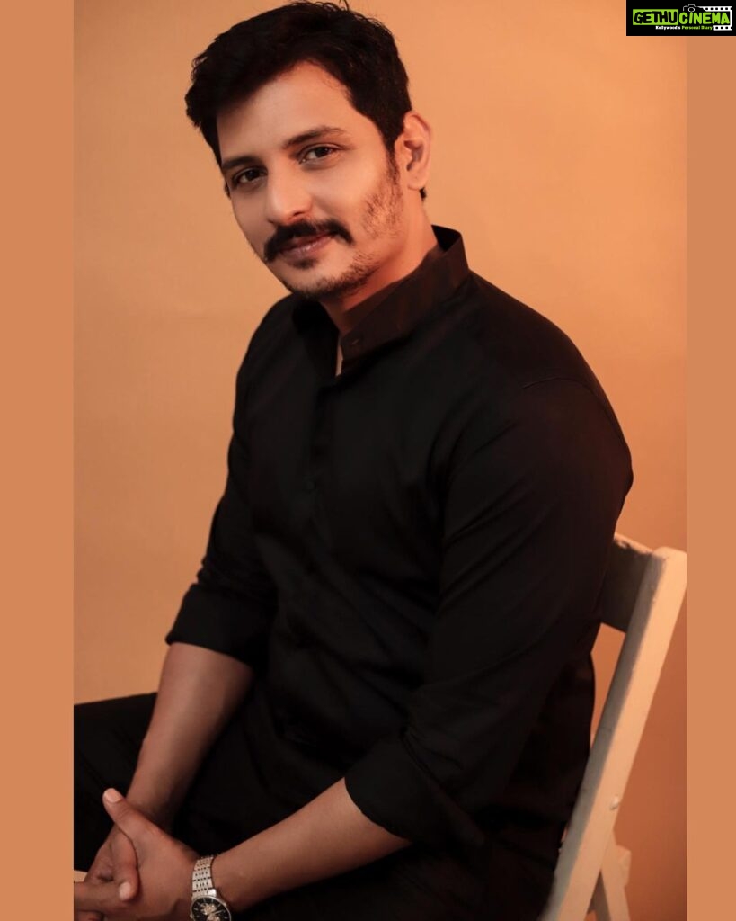 Jiiva Instagram - I wonder what I look like in your eyes !!!! Styled: @by_sarana Shirt & Trouser : @gatsby.in Team: @shotsbyuv @sat_narain @the.portrait.culture @tip_toe_photography Concept curation : @v_ininess #jiivafans #actorjiiva #jiiva #jiivatrends #jiivaofficial #lovejiiva