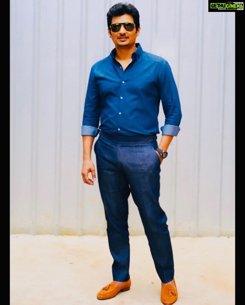 Jiiva Instagram - #coffeewithkaadhal promotions #supermoms #zeetamizh Outfit & Styling @osmanabdulrazak Shoes @southside.in 📷@peter_kennady