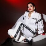 Jonita Gandhi Instagram - 𝘐 𝘸𝘦𝘢𝘳 𝘵𝘩𝘦 𝘩𝘢𝘵 𝘢𝘯𝘥 𝘐 𝘸𝘦𝘢𝘳 𝘵𝘩𝘦 𝘱𝘢𝘯𝘵𝘴 𝘐 𝘢𝘮 𝘢𝘥𝘷𝘢𝘯𝘤𝘦𝘥 𝘴𝘰 𝘐 𝘨𝘦𝘵 𝘢𝘥𝘷𝘢𝘯𝘤𝘦 𝘈𝘯𝘥 𝘐 𝘥𝘰 𝘮𝘺 𝘥𝘢𝘯𝘤𝘦 𝘢𝘯𝘥 𝘤𝘢𝘯𝘤𝘦𝘭 𝘵𝘩𝘦 𝘱𝘭𝘢𝘯𝘴 𝘚𝘢𝘪𝘥, 𝘣𝘰𝘰, 𝘥𝘰𝘯'𝘵 𝘣𝘦 𝘮𝘢𝘥 '𝘤𝘢𝘶𝘴𝘦 𝘺𝘰𝘶 𝘩𝘢𝘥 𝘢 𝘤𝘩𝘢𝘯𝘤𝘦 Photographer: @amey_ghatge Makeup: @zoyamakeupandhair Hair: @dwyessh_hairwizard Styled by @saumyathakur #styledbysaums Outfit @fkns_by_narendrakumar Earrings @viraasi_official Gloves - Custom Intern @snehalkorate Onset @sethmuskaan