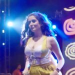Jonita Gandhi Instagram - Tip tip, we make it rain 🌧️ @theofficialjontourage @themediatronic @synapsedaiict Styled by @jaineeebheda in @themissyco @aulerthofficial @shivanandnarresh 👯‍♀️ @simran_khanwani @shahkanch