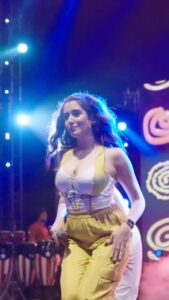 Jonita Gandhi Instagram - Tip tip, we make it rain 🌧️ 
@theofficialjontourage @themediatronic @synapsedaiict

Styled by @jaineeebheda in @themissyco @aulerthofficial @shivanandnarresh 

👯‍♀️ @simran_khanwani @shahkanch