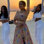 Jonita Gandhi Instagram – Sorry for distracting you from this gorgeous sunset but our song is trending!!!! 

@musicthaman @anirudhofficial @lyricist_vivek 

👯‍♀️: @simran_khanwani @shahhanch
Choreo: @tusharshetty95

Styled by: @jaineeebheda
Outfit: @wildflowerbykrishna
@deenetworkco
Jewellery: 
@ishhaara @ascend.rohank

#varisu #jonitagandhi #jontourage #rashmikamandanna #thalapathyvijay #jimikkiponnu #vijay #yogibabu