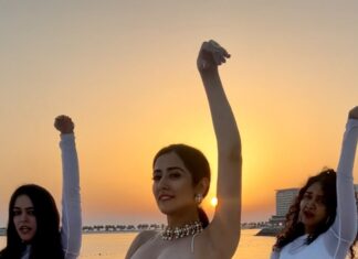 Jonita Gandhi Instagram - Sorry for distracting you from this gorgeous sunset but our song is trending!!!! @musicthaman @anirudhofficial @lyricist_vivek 👯‍♀️: @simran_khanwani @shahhanch Choreo: @tusharshetty95 Styled by: @jaineeebheda Outfit: @wildflowerbykrishna @deenetworkco Jewellery: @ishhaara @ascend.rohank #varisu #jonitagandhi #jontourage #rashmikamandanna #thalapathyvijay #jimikkiponnu #vijay #yogibabu