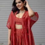 Jonita Gandhi Instagram - Jimikki Ponnu 💃🏻 Our new song from Varisu is yours to stream and dance along to now! @musicthaman @anirudhofficial @lyricist_vivek Photographed by @kiransaphotography MUA @prakatwork Styled by @jaineeebheda Outfit @therightcut Jewels @gi.ti.india Footwear @stoffastyle #varisu #rashmikamandanna #talapathyvijay #thaman #anirudh #tamilsong
