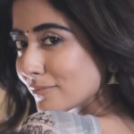 Jonita Gandhi Instagram - Hey 👀 #HeyEnnaPaarva #1MinMusic 🎥: @themediatronic @njadoonanan 💄: @neerajnavare 👗: @akankshanamdeo