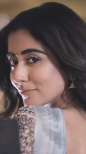 Jonita Gandhi Instagram - Hey 👀

#HeyEnnaPaarva #1MinMusic 

🎥: @themediatronic @njadoonanan 
💄: @neerajnavare 
👗: @akankshanamdeo